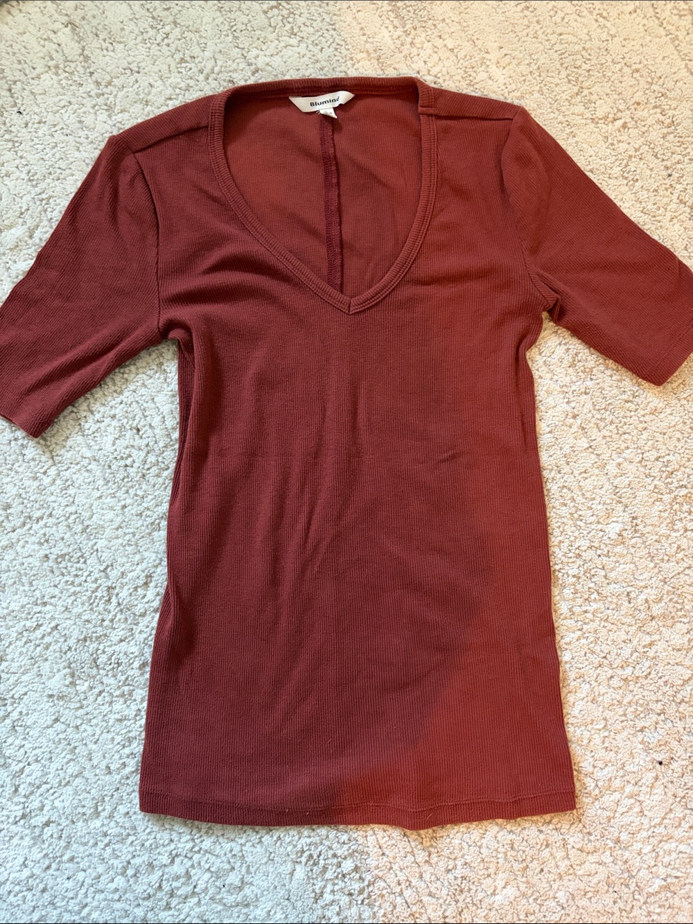 Blumind Short Sleeve V-Neck Tee in warm deep brown/red